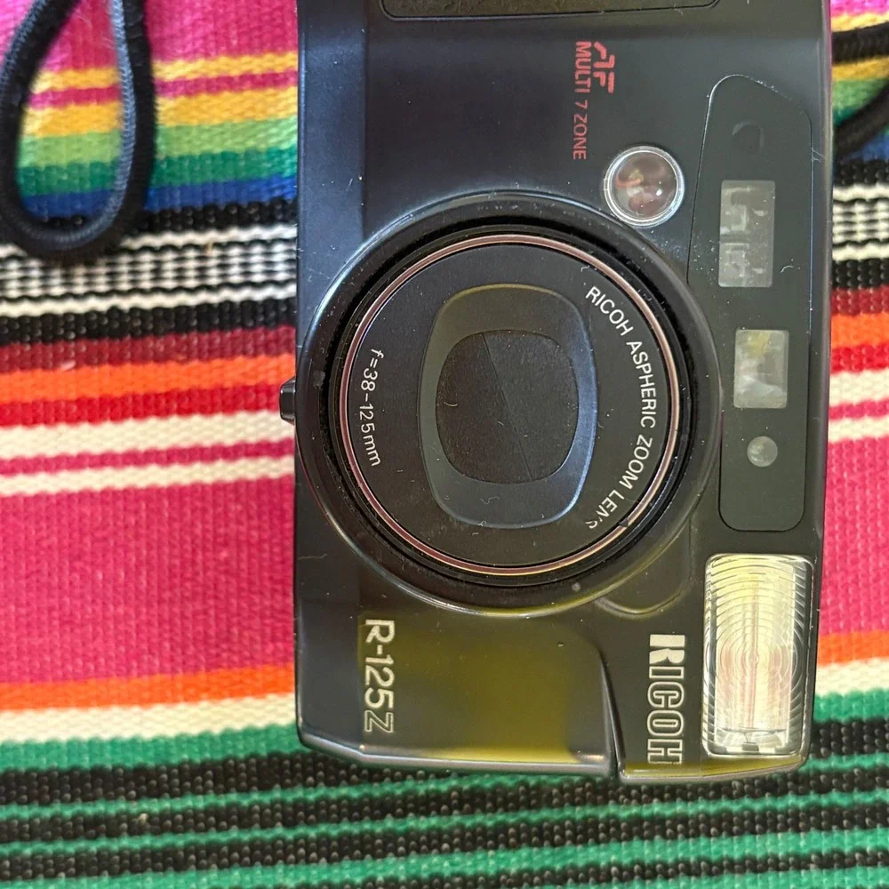 Ricoh R-125Z 35mm Film Camera 38-125mm Aspheric Zoom AF Multi 7 Zone Black